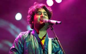 Arijit Singh Cute Snapshot On Stage Wallpaper