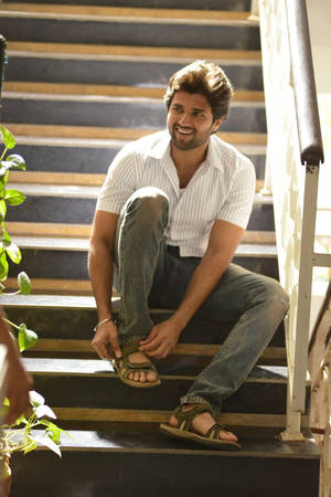 Arjun Reddy Fixing Sandals Wallpaper