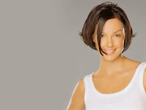 Ashley Judd With Short Hair Wallpaper