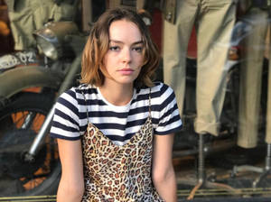 Atypical Young Actress Bridgette Lundy-paine Wallpaper