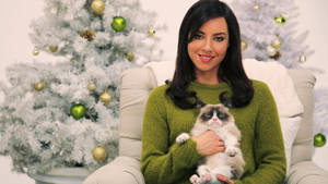 Aubrey Plaza And Grumpy Cat Wallpaper