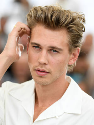 Austin Butler Fixing Hair Wallpaper