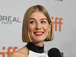 Award-winning Actress Rosamund Pike In A Stunning Photoshoot Wallpaper