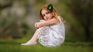 Baby Girl White Dres Wallpaper