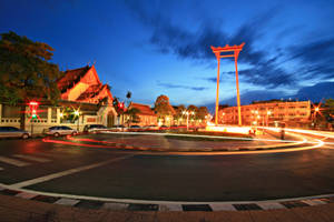 Bangkok's Mesmerizing Giant Swing At Twilight Wallpaper