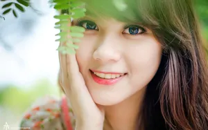 Beautiful Girls Palm On Cheek Wallpaper