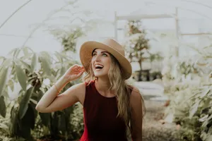 Beautiful Smile Of Mujer Soltera Wallpaper