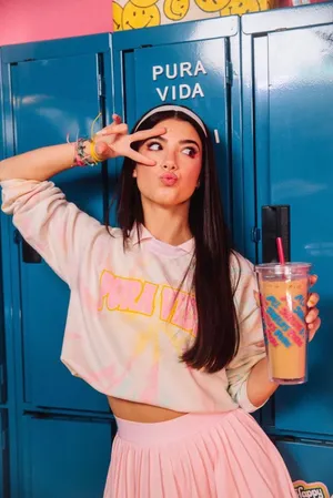 Best Friends Charli And Addison Wallpaper