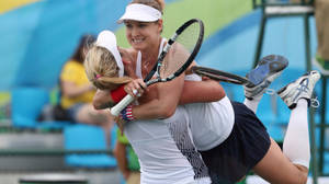 Bethanie Mattek-sands Hugging Co-player Wallpaper