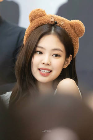 Blackpink Cute Candid Shot Of Jennie Wallpaper