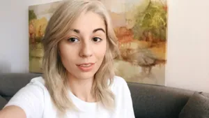 Blonde Amy Nelson Wallpaper