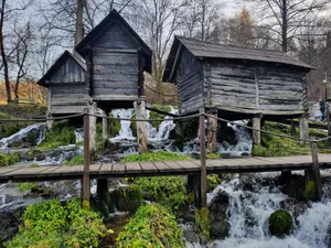 Bosnia And Herzegovina Plivsko Jezero Houses Wallpaper