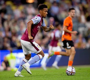 Boubacar Kamara Running On Field Wallpaper