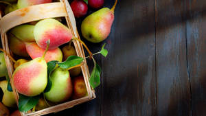 Box Of Pear Fruits Wallpaper