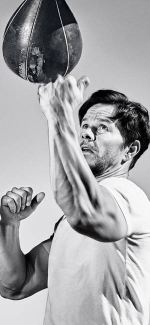 Boxing Mark Wahlberg In Black & White Wallpaper