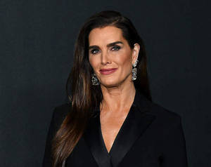 Brooke Shields In Black Outfit Wallpaper