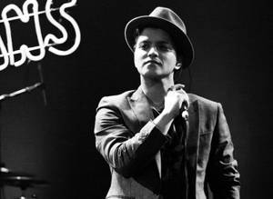 Bruno Mars In Dapper Suit Wallpaper