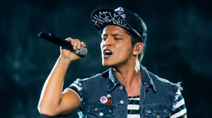 Bruno Mars Singing Live Wallpaper