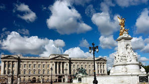 Buckingham Palace Gold Sculpture Wallpaper