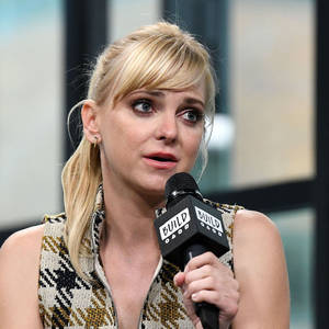 Build Series Interview Anna Faris Wallpaper