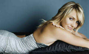 Cameron Diaz In Blue Aesthetic Dress Lying Down Wallpaper