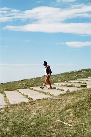 Canadian Singer Daniel Caesar Visual Wallpaper
