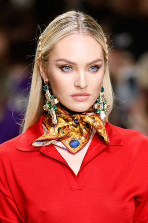 Candice Swanepoel Versace Runway 2018 Wallpaper