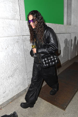 Caption: 070 Shake Accentuating Her Style With A Bottega Veneta Bag Wallpaper