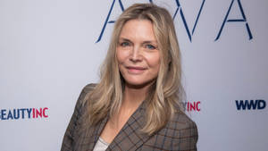 Caption: Elegant Michelle Pfeiffer In Navy Gown Wallpaper