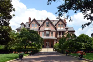 Caption: Majestic North Carolina Executive Mansion Wallpaper