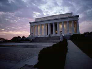 Caption: Majestic View Of Lincoln Monument Under Cloudy Sky Wallpaper