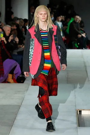 Caption: Vibrant Comme Des Garçons Apparel Wallpaper