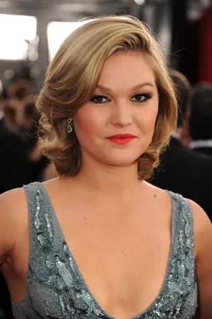 Captivating American Actress Julia Stiles Wallpaper