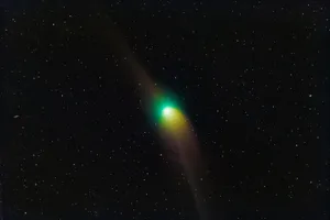 Captivating Comet In The Night Sky Wallpaper