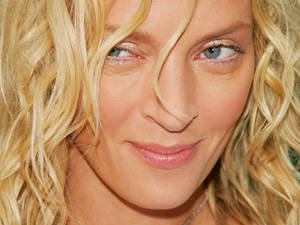 Captivating Portrait Of Uma Thurman Wallpaper