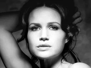 Carla Gugino In Grey Scale Wallpaper