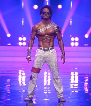 Casanova Tiger Shroff Onstage Wallpaper