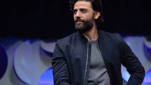 Casual And Stylish Oscar Isaac Wallpaper