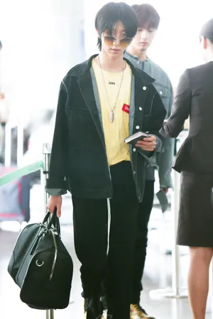 Charismatic Portrait Of The8 From Seventeen Wallpaper