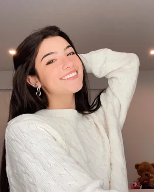 Charli D'amelio Pretty Smile Wallpaper