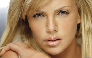 Charlize Theron Sweet Look Close-up Wallpaper