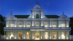 Chennai Higginbothams At Night Wallpaper