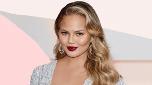 Chrissy Teigen Glamorous Event Look Wallpaper