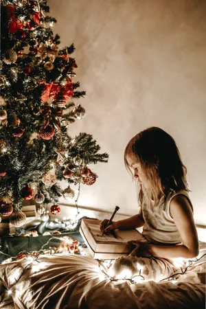Christmas Cute Girl Wallpaper