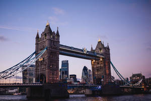 Clear Sky Over London Bridge Wallpaper