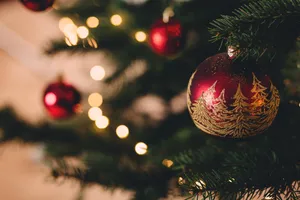Close-up Red Christmas Ball Wallpaper