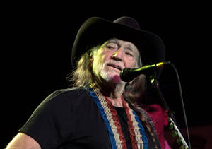 Country Musician Willie Nelson Singing Wallpaper