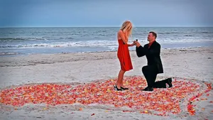 Couple Beach Romantic Love Wallpaper