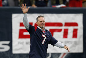 Craig Biggio Waving To Fans Wallpaper