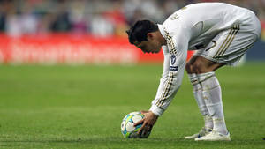 Cristiano Ronaldo Sets Up Ball Wallpaper